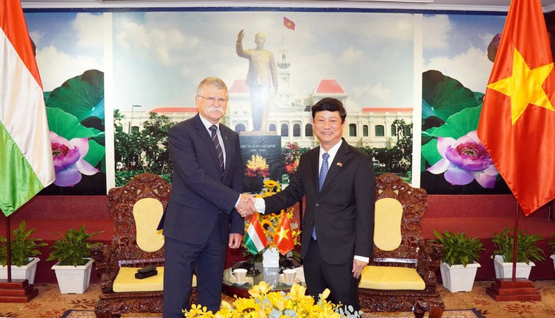 Vice Secretary of the Ho Chi Minh City Party Committee and Chairman of the municipal People’s Council Vo Van Minh (R) meets Speaker of the Hungarian National Assembly László Kövér on October 18 (Photo: VNA)