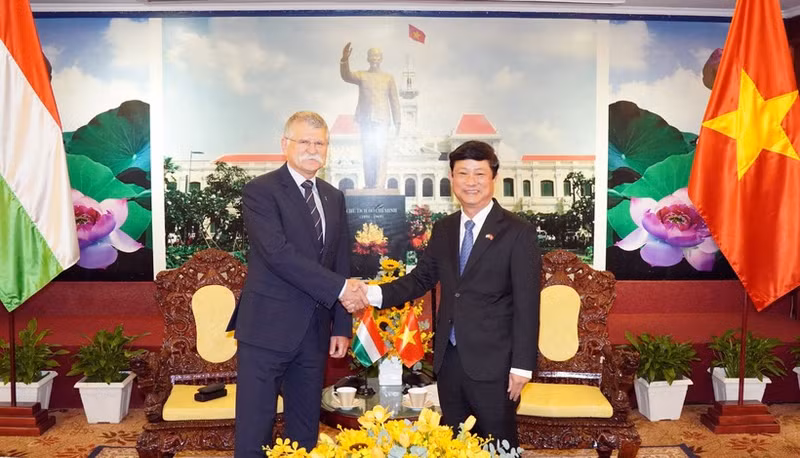 Vice Secretary of the Ho Chi Minh City Party Committee and Chairman of the municipal People’s Council Vo Van Minh (R) meets Speaker of the Hungarian National Assembly László Kövér on October 18 (Photo: VNA)