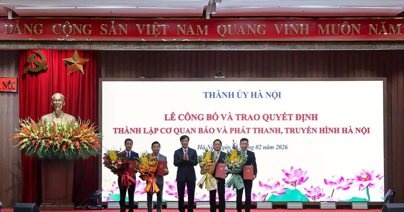 Secretary of the Ha Noi Party Committee Nguyen Duy Ngoc (centre) and the new board of directors at the Ha Noi Press and Radio-Television Agency. (Photo: VNA)
