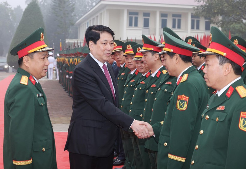 State President Luong Cuong visits officers and soldiers of Division 316. (Photo: VNA)