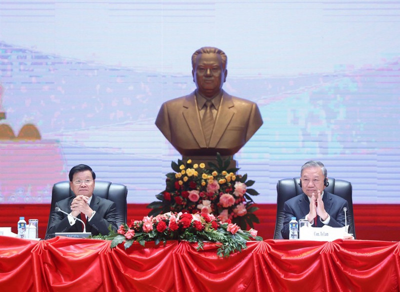 General Secretary of the Communist Party of Viet Nam (CPV) Central Committee To Lam and General Secretary of the Lao People’s Revolutionary Party (LPRP) Central Committee and President of Laos Thongloun Sisoulith co-chair a conference in Vientiane on February 5 on outcomes of the CPV’s 14th National Congress, on the occasion of the former’s state visit to Laos. (Photo: VNA)