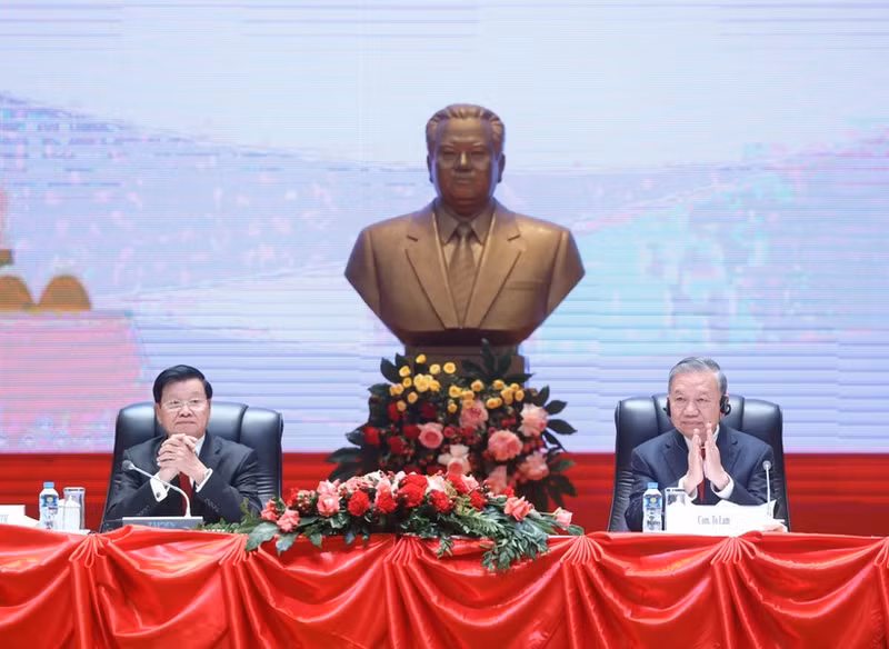 General Secretary of the Communist Party of Viet Nam (CPV) Central Committee To Lam and General Secretary of the Lao People’s Revolutionary Party (LPRP) Central Committee and President of Laos Thongloun Sisoulith co-chair a conference in Vientiane on February 5 on outcomes of the CPV’s 14th National Congress, on the occasion of the former’s state visit to Laos. (Photo: VNA)