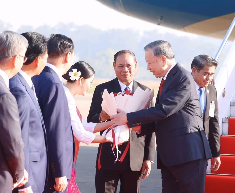 Party General Secretary To Lam is welcomed at the Wattay International Airport in Vientiane on February 5 morning. (Photo: VNA)