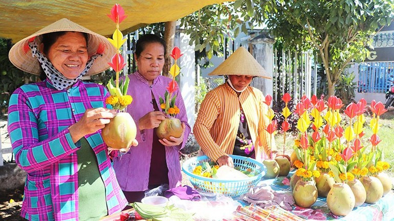 People prepare offerings for Thak Con Festival celebration