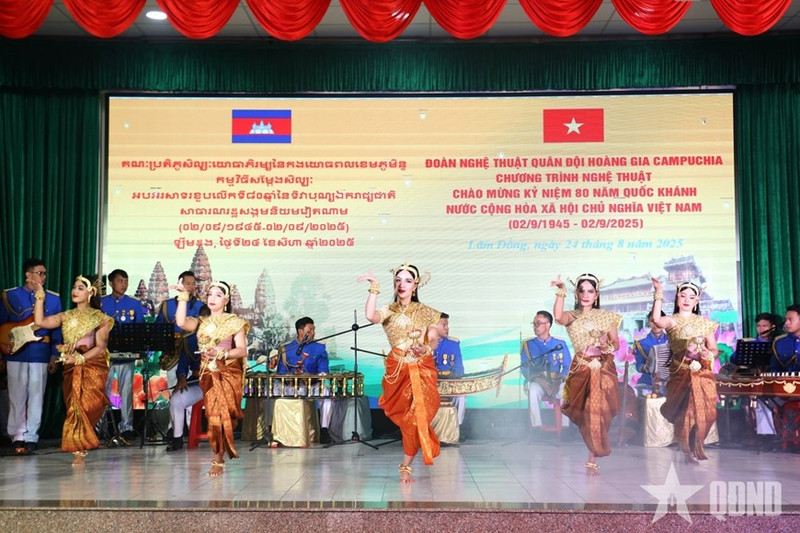 A performance at an arts programme held in Lam Dong Province in August 2025 to honour the Viet Nam–Cambodia Friendship (Photo: qdnd.vn)