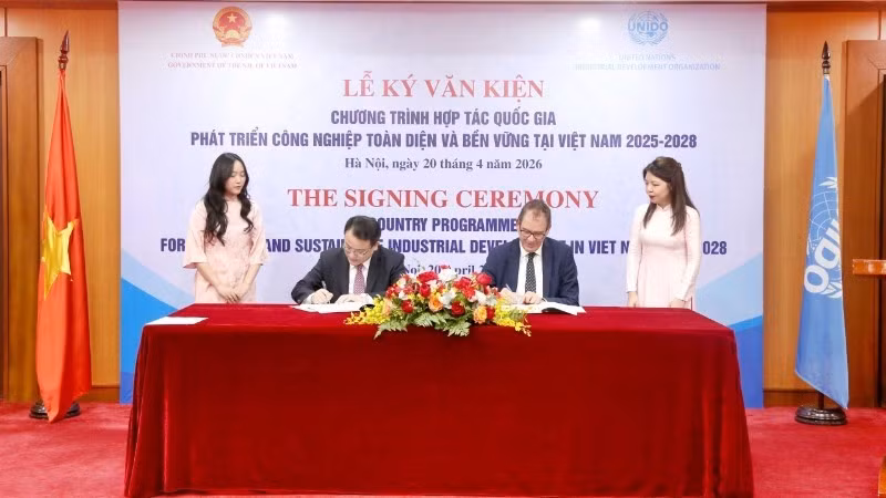 At the signing ceremony (Photo: thoibaotaichinhvietnam.vn)
