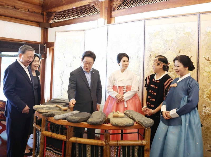 Party General Secretary To Lam and his spouse Ngo Phuong Ly introduce Viet Nam’s lithophone art to President of the RoK Lee Jae Myung and First Lady Kim Hae Kyung (Photo: VNA)