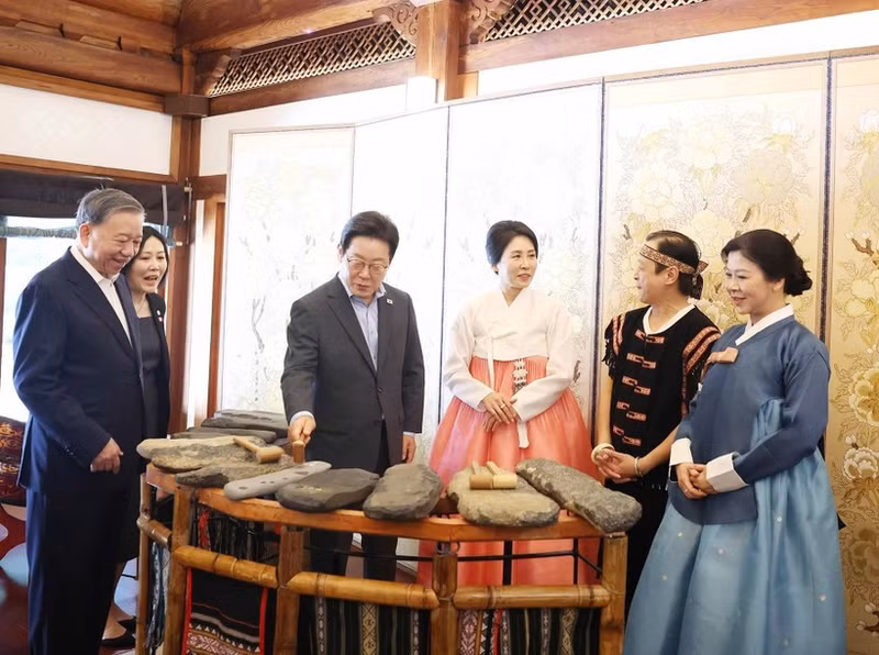 Party General Secretary To Lam and his spouse Ngo Phuong Ly introduce Viet Nam’s lithophone art to President of the RoK Lee Jae Myung and First Lady Kim Hae Kyung (Photo: VNA)