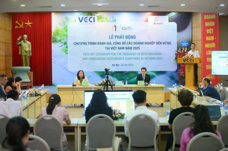 Delegates at the kick-off ceremony for the programme on benchmarking and annoucing sustainable companies in Viet Nam 2025 (Photo: doanhnhantrevietnam.vn) 