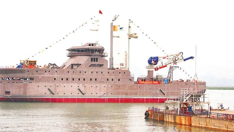 At the launch ceremony of a modern wind power service vessel produced by a Vietnamese enterprise. (Photo: Ta Hai)