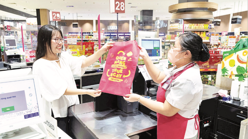 AEON Viet Nam’s supermarket network has introduced a bag rental service at checkout counters.