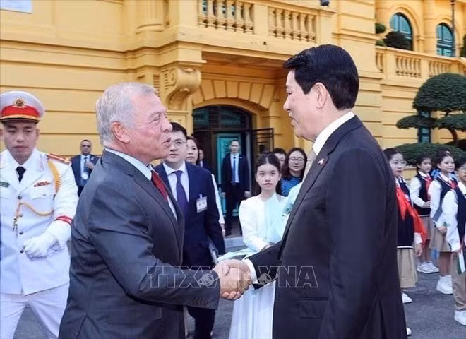 State President Luong Cuong welcomes King Abdullah II Ibn Al Hussein of the Hashemite Kingdom of Jordan. (Photo: VNA)