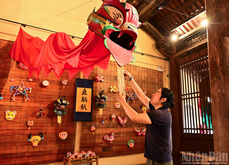 ‘Trang Ta’ is a project dedicated to recreating traditional Mid-Autumn Festival toys, conceptualised and led by independent art researcher Kevin Vuong since 2020. (Photo: NDO/Bao Long)