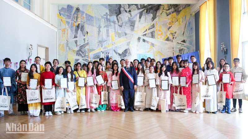 Mayor of Lorient, Fabrice Loher, extended his congratulations to members of the Toucher Arts project for successfully organising the Viet Nam Festival.