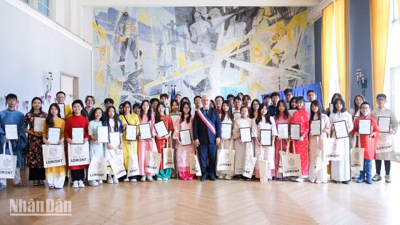 Mayor of Lorient, Fabrice Loher, extended his congratulations to members of the Toucher Arts project for successfully organising the Viet Nam Festival.