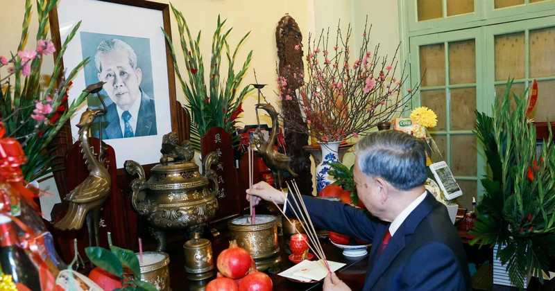 Party General Secretary To Lam offers incense in tribute to late Party General Le Duan. (Photo: VNA)