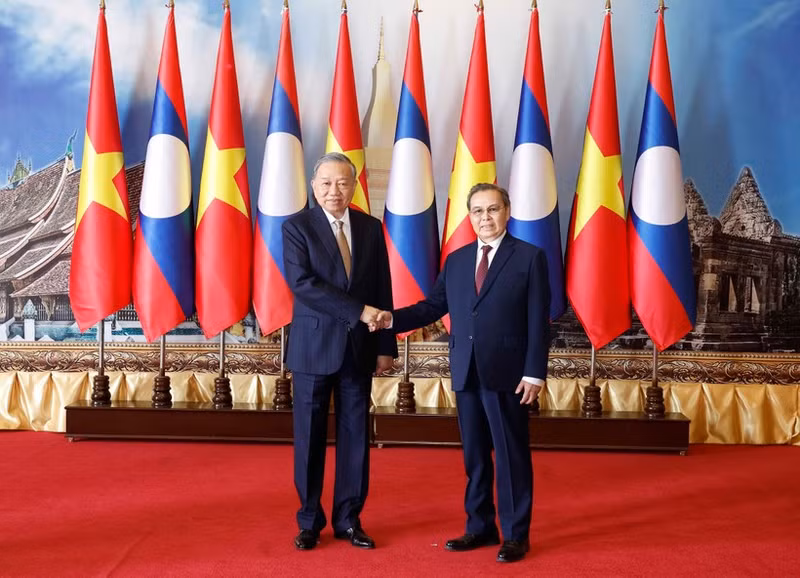 Party General Secretary To Lam (L) and President of the Lao National Assembly Saysomphone Phomvihane (Photo: VNA)