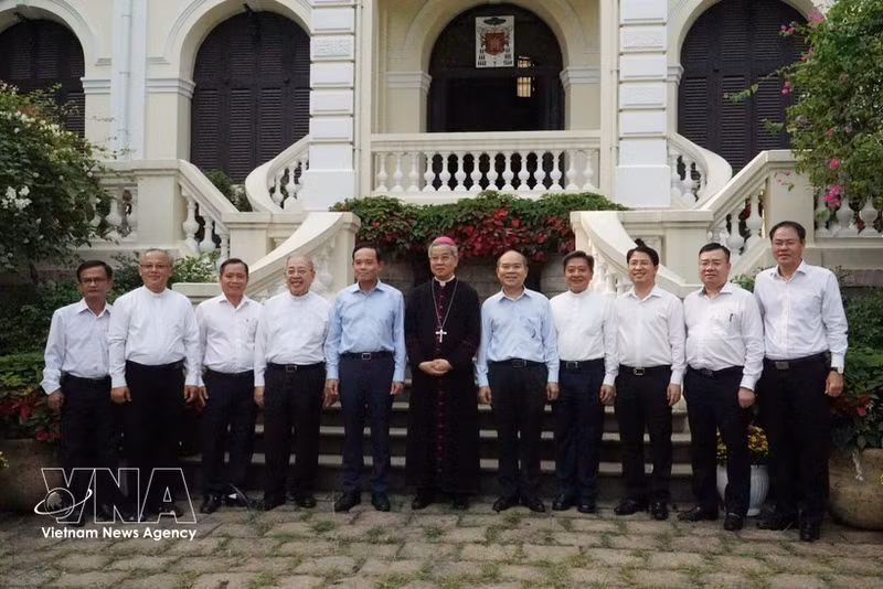 Secretary of the Party Committee of Ho Chi Minh City Tran Luu Quang (fifth, left) visits and extends New Year greetings to the Archbishop’s Palace of the Ho Chi Minh City Archdiocese on February 10 (Photo: VNA)