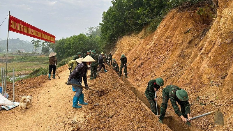 Soldiers and residents join forces to clear sediment from irrigation channels, ensuring water flow for agriculture after floods and landslides.