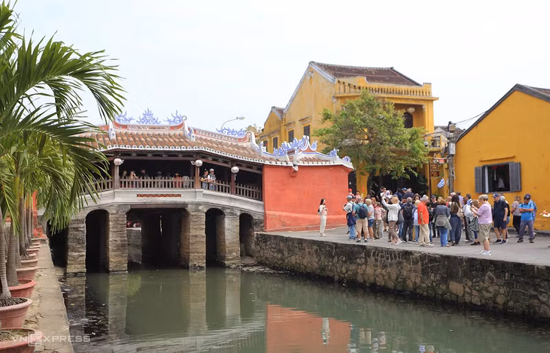 Tourists visiting Cau (Bridge) Pagoda in Hoi An, Quang Nam Province (Photo: VnExpress) 