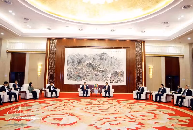 At the meeting between General Secretary of the Communist Party of Viet Nam Central Committee and State President To Lam and Chen Gang, member of the Communist Party of China Central Committee, Secretary of the CPC Committee and Chairman of the Standing Committee of the People’s Congress of the Guangxi Zhuang Autonomous Region (Photo: VNA)