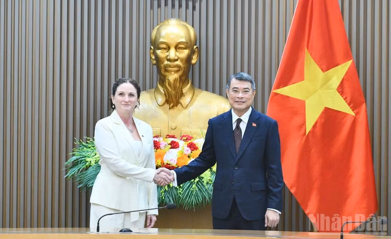 Prime Minister Le Minh Hung (right) receives New Zealand Ambassador to Viet Nam Caroline Beresford at their meeting in Hanoi on July 30, 2026. (Photo: NDO)
