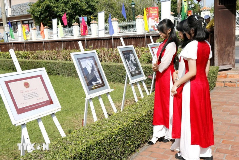 Visitors at the exhibition (Photo: VNA)