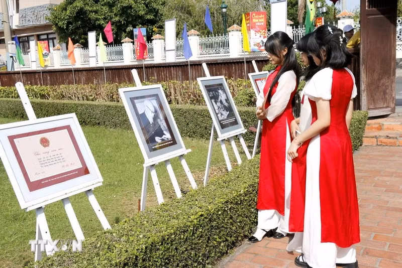Visitors at the exhibition (Photo: VNA)