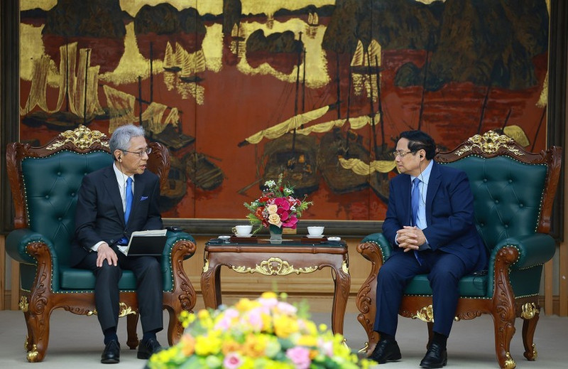 Prime Minister Pham Minh Chinh (R) receives President and Chief Executive Officer of Japan’s Mitsui & Co Ltd. Hori Kenichi on November 27 in Ha Noi. (Photo: VNA)