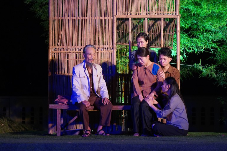 A scene in the play ‘The Story of Tin’s Family’ 