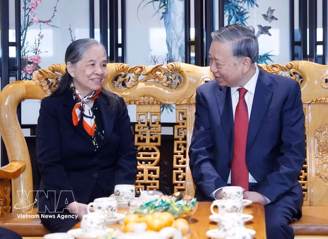 Party General Secretary To Lam talks to late Party General Secretary Nguyen Phu Trong's wife. (Photo: VNA)