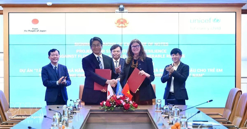 Japanese Ambassador to Viet Nam Ito Naoki (first row, left) and UNICEF Representative in Viet Nam Silvia Danailov exchange the notes at the ceremony. (Photo: VNA)