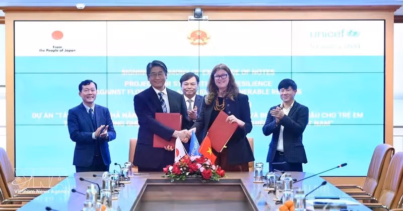 Japanese Ambassador to Viet Nam Ito Naoki (first row, left) and UNICEF Representative in Viet Nam Silvia Danailov exchange the notes at the ceremony. (Photo: VNA)