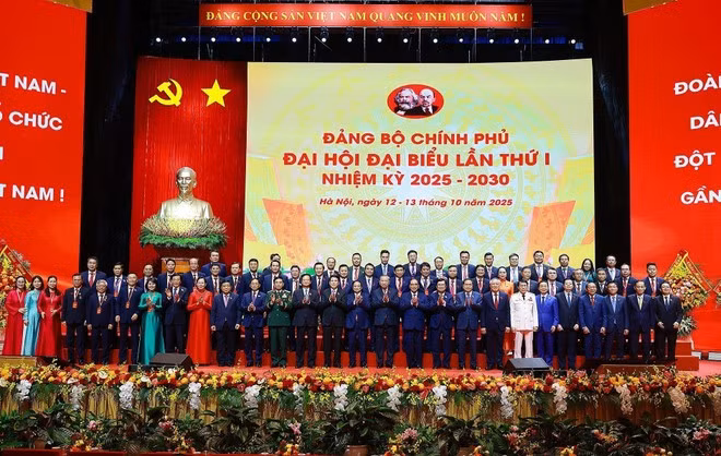 Party General Secretary To Lam and other delegates at the first Congress of the Government Party Organisation in Ha Noi on October 13. (Photo: VNA)