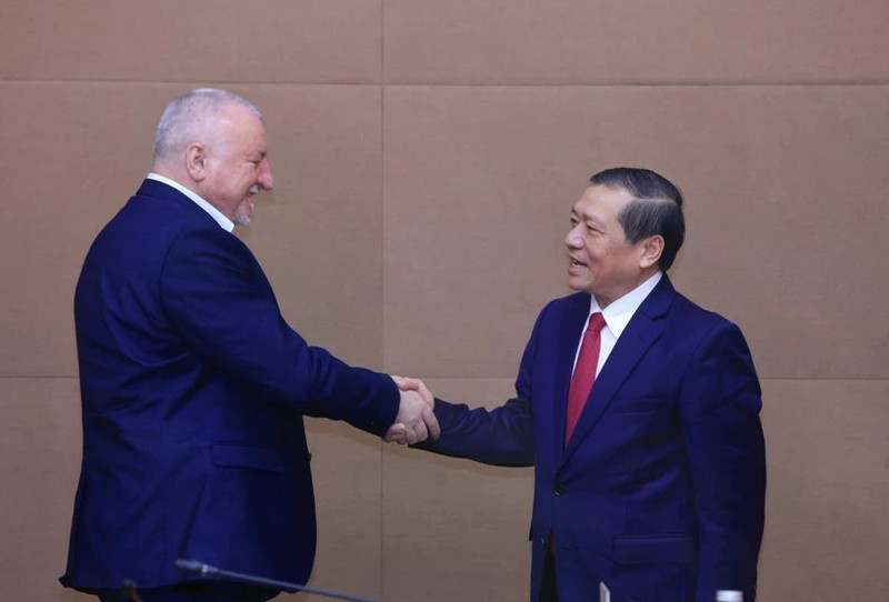 Member of the Communist Party of Viet Nam (CPV) Central Committee and deputy head of its the Commission for Information, Education and Mass Mobilisation Lai Xuan Mon (right) and Hungarian Socialist Party President Komjáthi Imre. (Photo: VNA)
