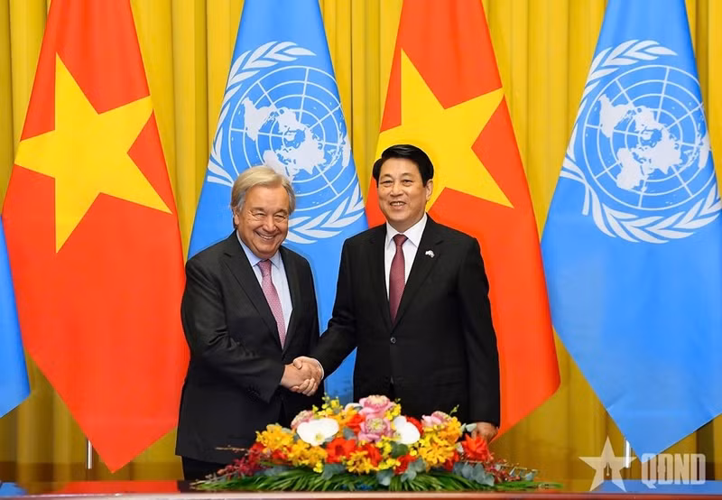 State President Luong Cuong and UN Secretary-General António Guterres at the talks in Ha Noi, October 24, 2025. (Photo: qndn.vn)