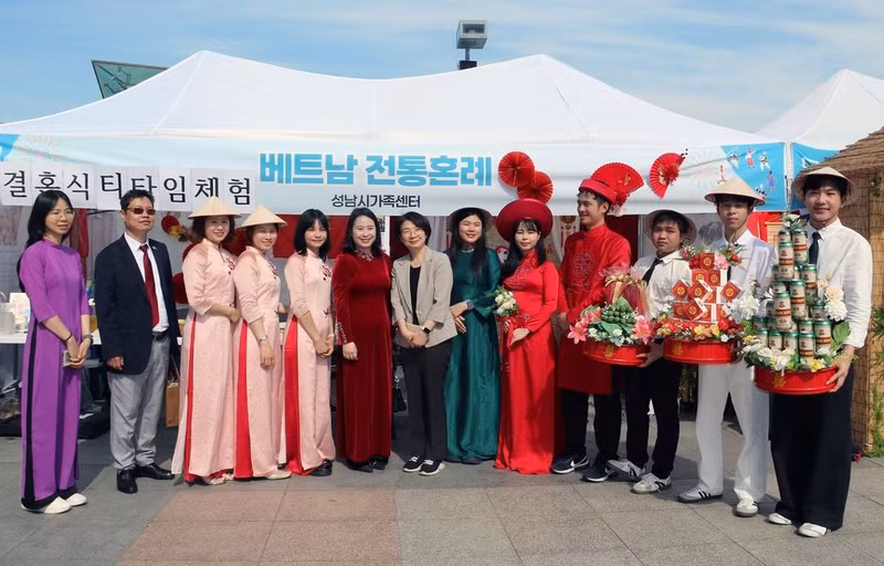 Vibrant Vietnamese cultural colours shine at Seongnam Global Harmony Festival 