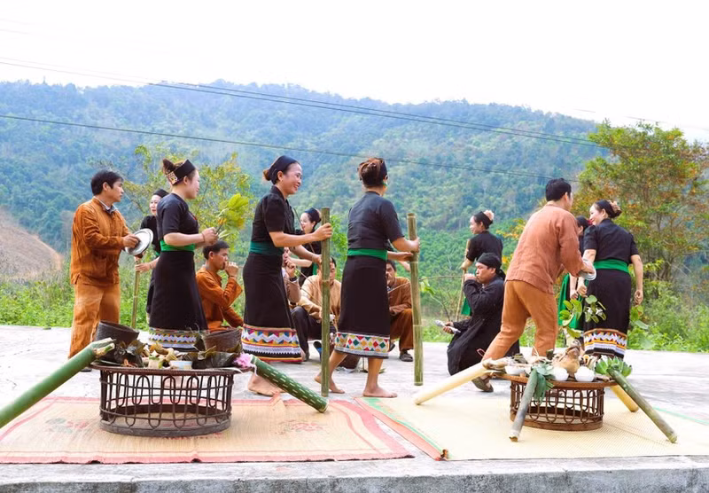 A ritual of the O Du ethnic people during the ceremony to welcome the first thunder of the year. (Photo: VNA)