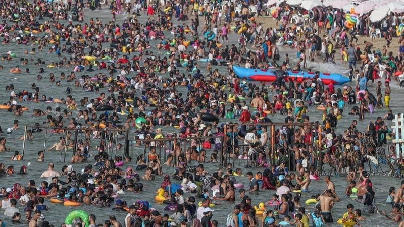 People cool off at a beach of the Mediterranean Sea during a heatwave in Alexandria, Egypt, on July 23, 2024. (Photo: THX/VNA)