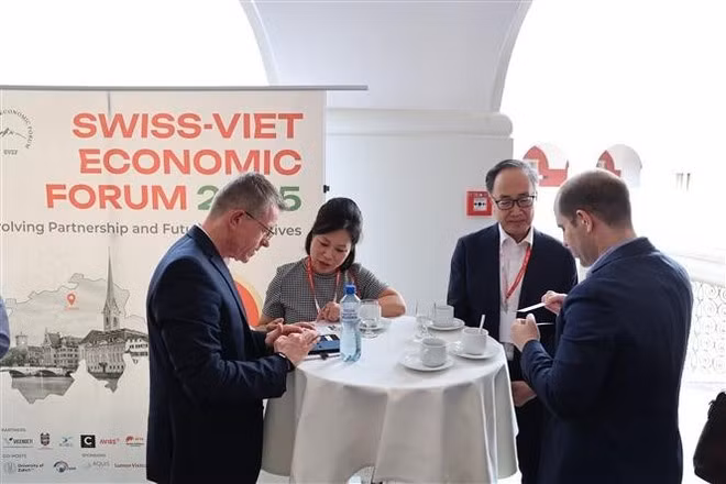 Representatives from businesses at the Viet Nam Day 2025 in Switzerland. (Photo: VNA)