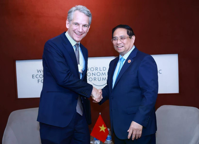 PM Pham Minh Chinh (R) meets with Peter Körte, a member of the Managing Board and Chief Technology Officer and Chief Strategy Officer at Siemens AG in Tianjin on June 25. (Photo: VNA)