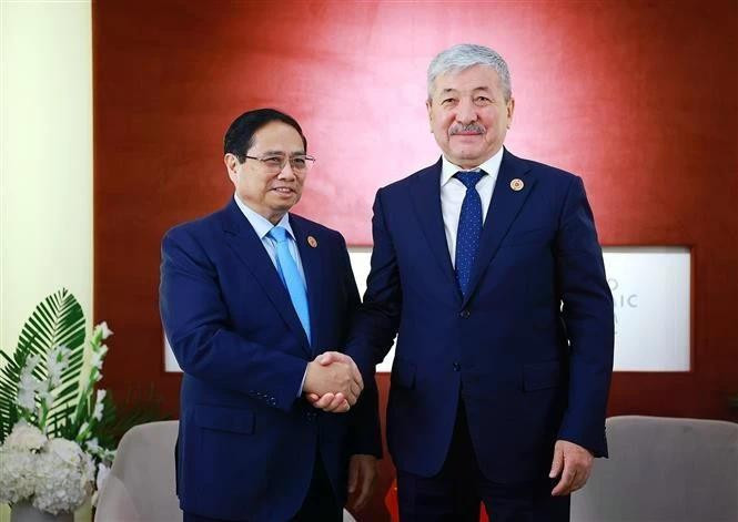 Prime Minister Pham Minh Chinh (L) meets with his counterpart from Kyrgyzstan Adylbek Kasimalyev on June 25 on the sidelines of the 16th Annual Meeting of the New Champions of the World Economic Forum (WEF) in Tianjin city, China (Photo: VNA)
