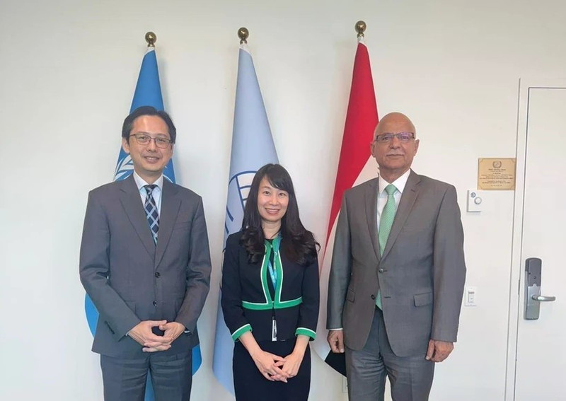 Ambassador Do Hung Viet (L), Dr. Nguyen Thi Lan Anh (C), and Iraqi Ambassador Abbas Kadhom Obaid Al-Fatlawi. (Photo: VNA)