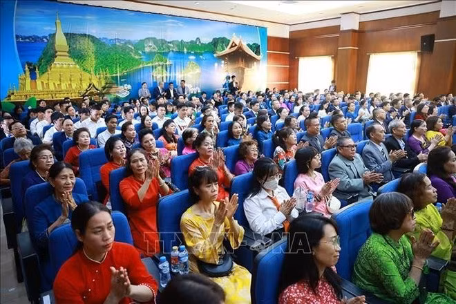 Members of the Vietnamese community in Laos (Photo: VNA)