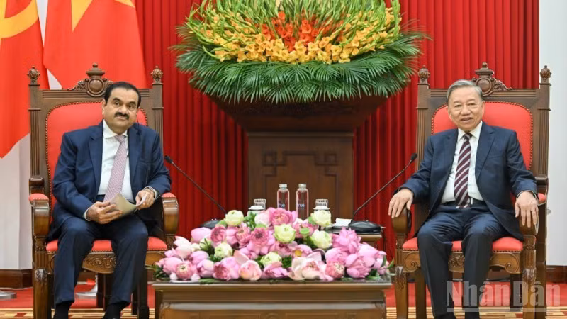 Party General Secretary To Lam (R) receives Gautam Adani, Chairman of the Adani Group of India in Ha Noi on July 30. (Photo: NDO)