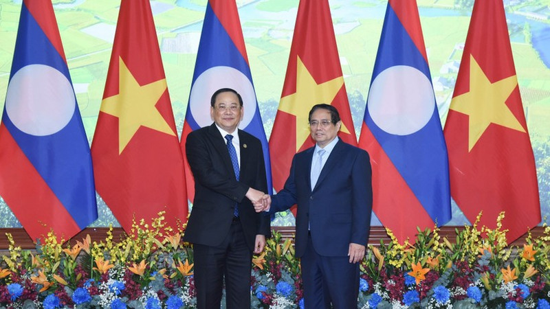 Vietnamese Prime Minister Pham Minh Chinh (R) and his Lao counterpart Sonexay Siphandone. (Photo: TRAN HAI)