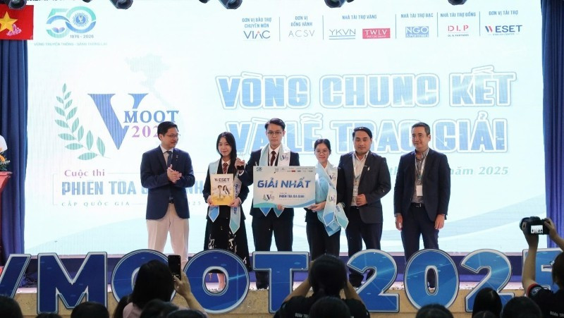 Team THE LAURUS 8310 from Ha Noi Law University secures the championship title at the VMoot 2025 National Moot Court Competition