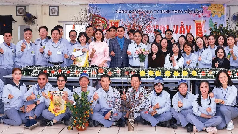 Workers at TOTO Viet Nam Company participate in the Tet celebration organised by the company’s Trade Union. (Photo: NGOC ANH)