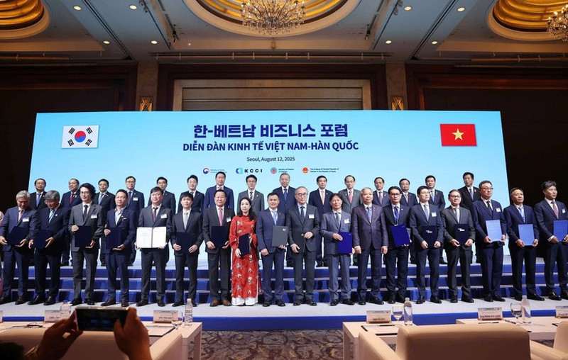 At the MoU exchange during Viet Nam - RoK Economic Forum (Photo: VNA)