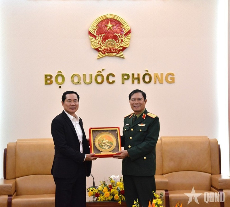 General Nguyen Tan Cuong (right), Chief of the General Staff of the Viet Nam People's Army and Deputy Minister of National Defence, presents a souvenir to Senior Lieutenant General Saichay Kommasith, Chief of the General Staff of the Lao People’s Army and Deputy Minister of National Defence of Laos, at their meeting on March 9. (Photo: qdnd.vn)